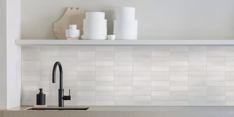 Piet Boon COMPACT Tile White op een keukenwand met open plank en zwarte kraan