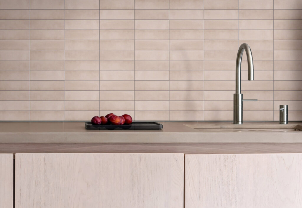 Piet Boon COMPACT Tile op de keukenwand boven een houten aanrecht