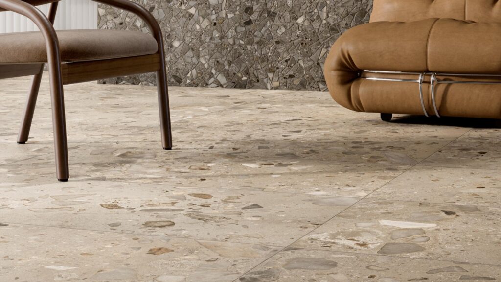 Ceramica Fioranese I Ciottoli Sassi Grigio natuursteenlook vloer met fauteuils