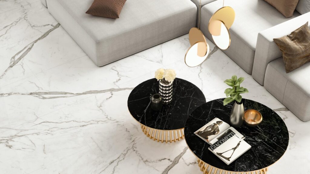 Atlas Concorde Marvel Shine Statuario marmerlook vloer met ronde salontafels