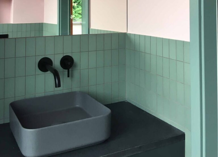 Winckelmans rechthoekige tegels in groen op een badkamerwand