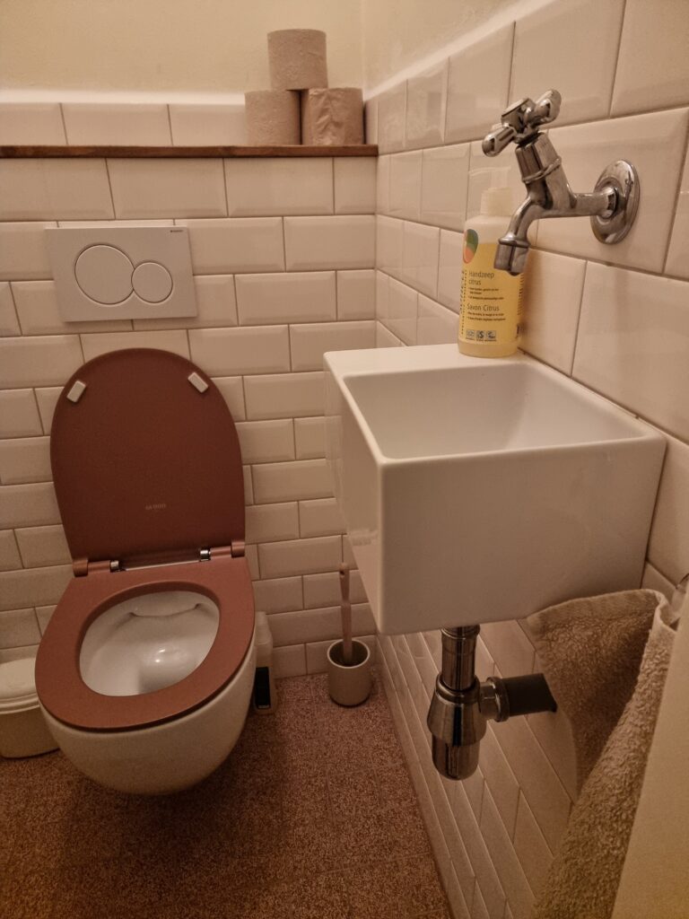 Toiletruimte met Winckelmans vloertegels en witte metrotegels in Maarn