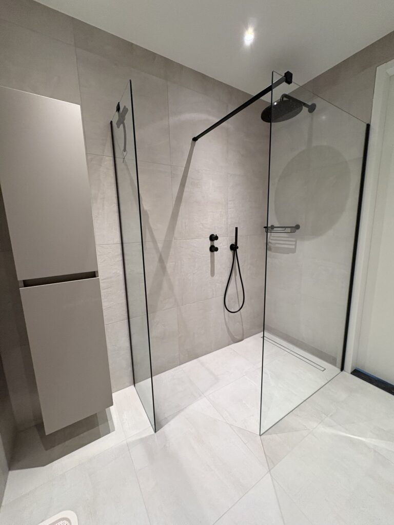 Inloopdouche met Piet Boon CONCRETE Tile Chalk en glazen wand in Ermelo