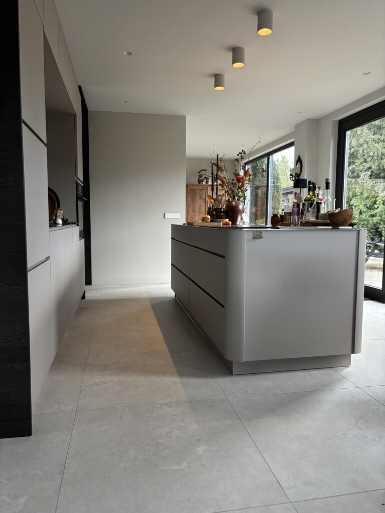 Piet Boon COAST Tile Bianco 80x80 in een woonkeuken in Ermelo