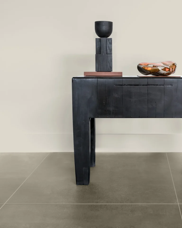Piet Boon CEMENT Tile Flax vloer met een zwarte houten sidetable