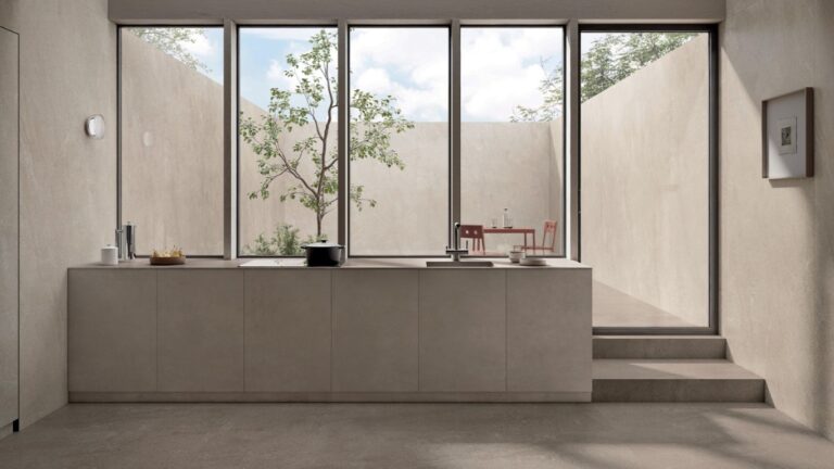 Piet Boon NATURAL Tile op vloer en wand van een lichte, minimalistische ruimte