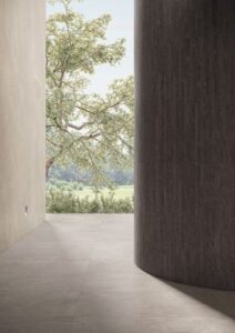 Piet Boon NATURAL Tile vloer in een open ruimte met tuinzicht