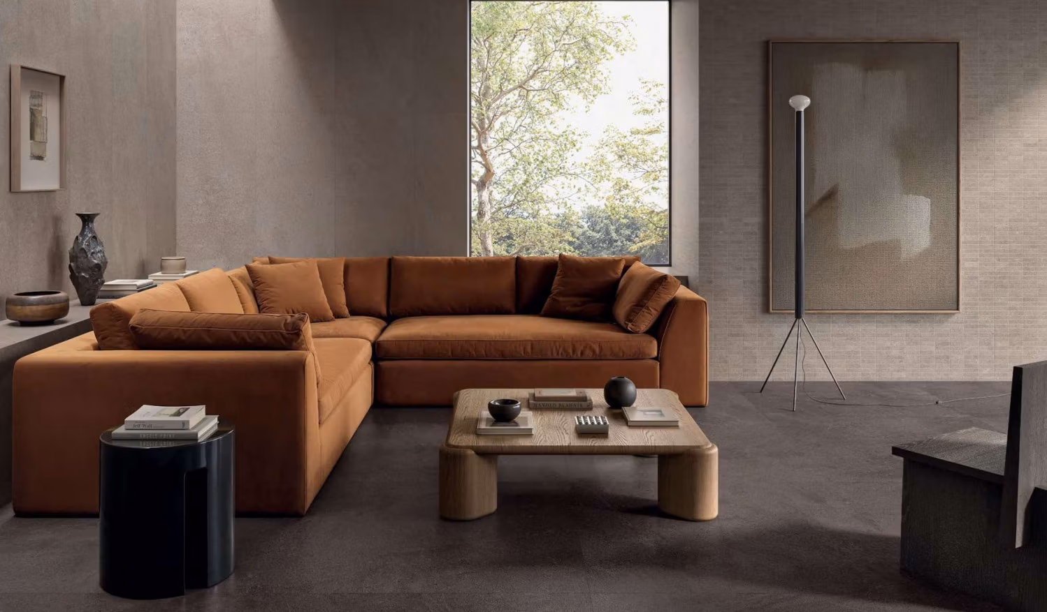 Woonkamer met NATURAL Tile en een oranje hoekbank