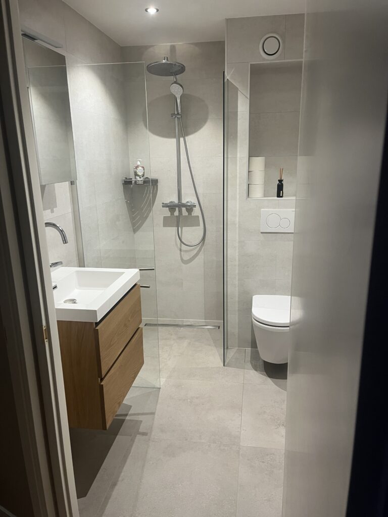Badkamer met Grespania Valonia en Texture tegels in Zeewolde
