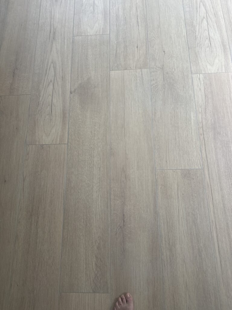 Grespania Jungla Cipris houtlook vloertegels in een woning in Ermelo