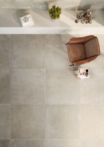 Castles Ecru vloer met een leren fauteuil