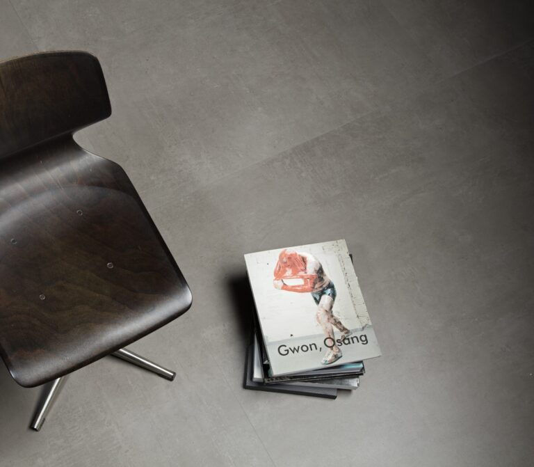 Douglas & Jones One by One Urban Great Dove vloertegel met een designstoel
