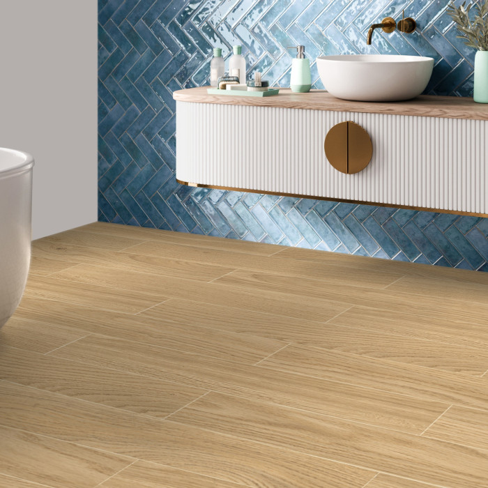 Badkamer met Beste Koop Yosemite Honey vloer en Voque Glaciar wandtegels