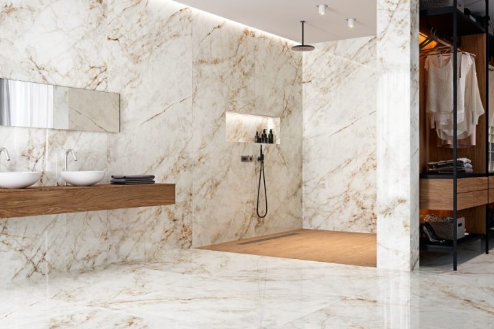 Grespania Cuarzo Reno marmerlook op wand en vloer van een badkamer