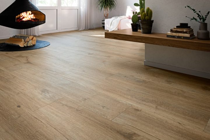 Grespania Selva Roble houtlook vloer in een woonkamer met open haard